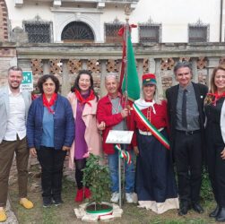 Lendinara, 29 ottobre 2023 - La bandiera della sezione ANVRG di Cesenatico è portata da Gianluca Brandolini. Accanto l’assessora Francesca Zeggio