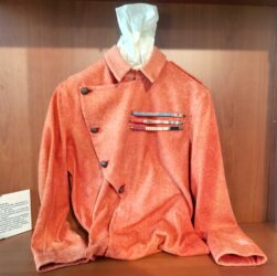 Camicia rossa di fabbricazione francese appartenuta a Sante Garibaldi ed indossata durante la manifestazione di “Italia Libera” del 1925